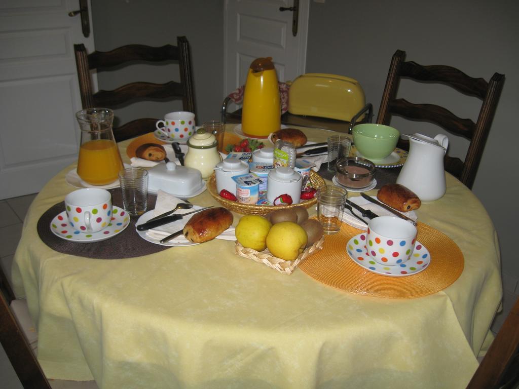 Bed and Breakfast La Bourgade Estreelles Экстерьер фото